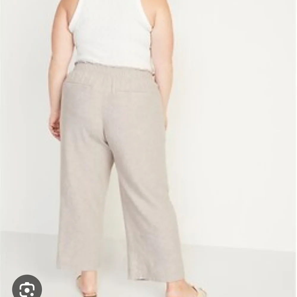 Old Navy Women's Tan Cropped Pants - Picture 2 of 11